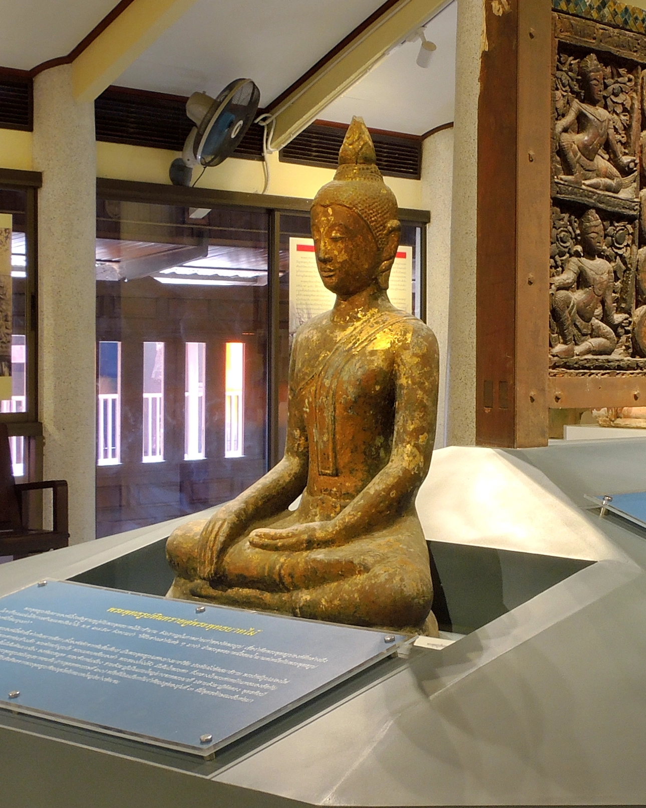 พระพุทธรูปหินทรายคู่พระพุทธบาทไม้ - Image 3